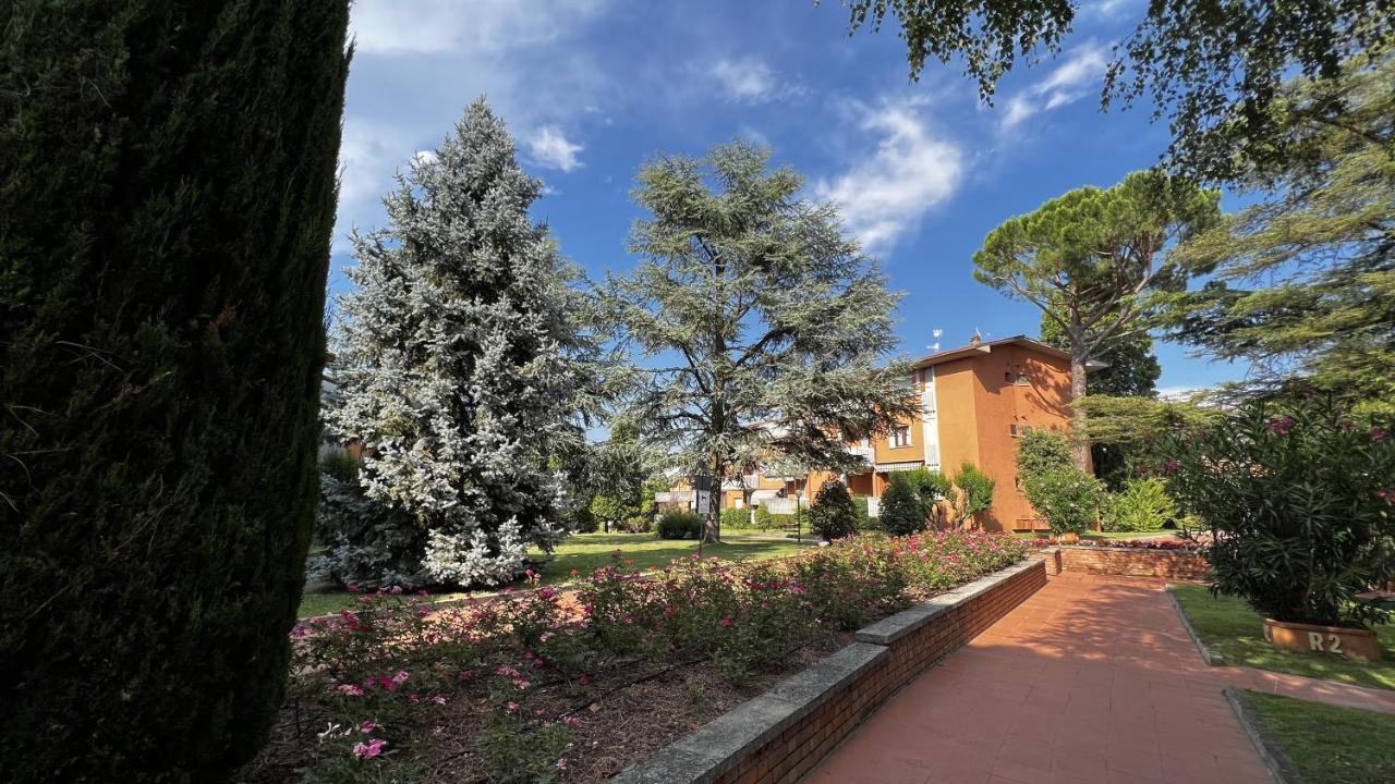 Easy Apartments Peschiera Пескиера дел Гарда Екстериор снимка