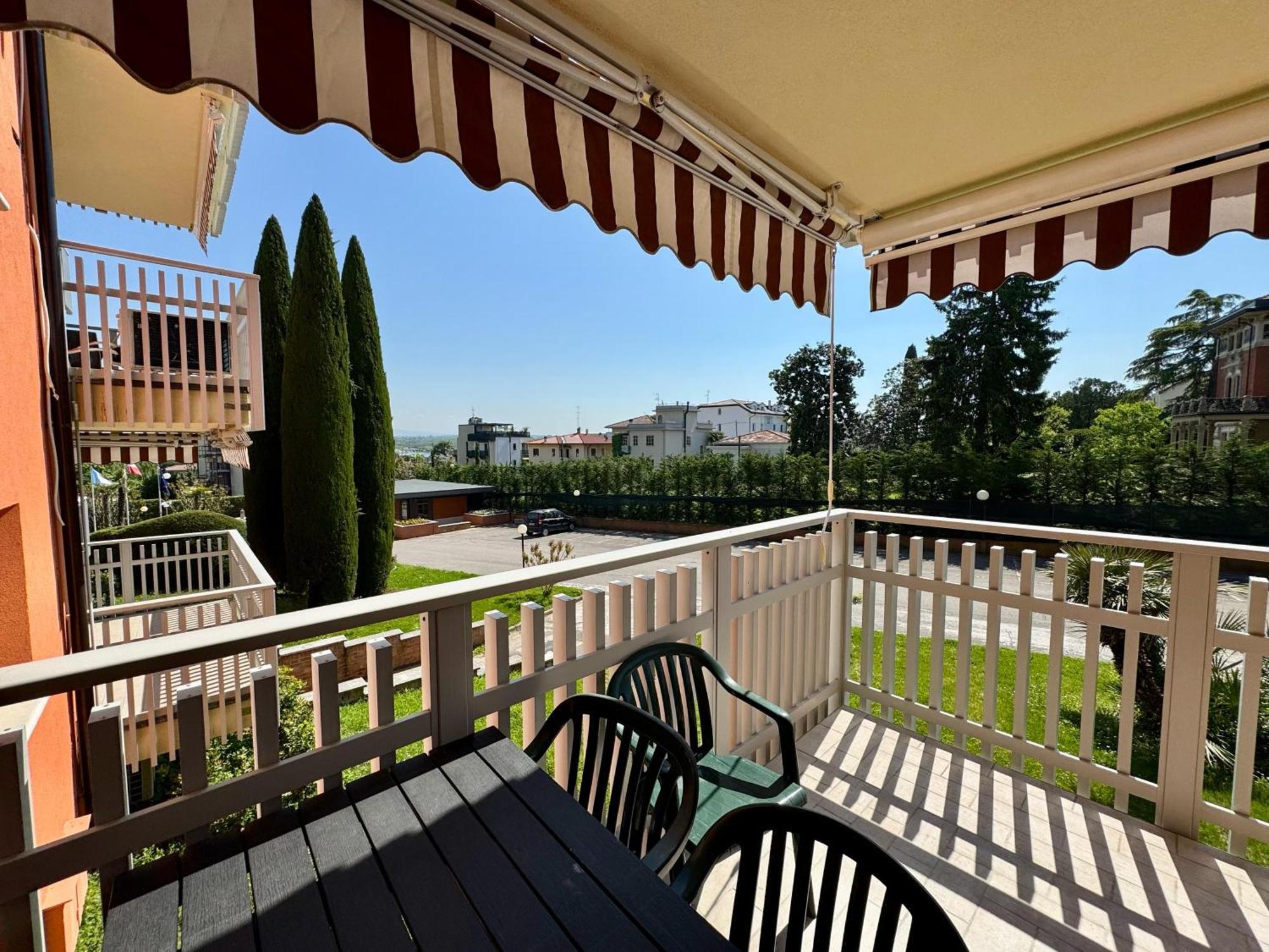 Easy Apartments Peschiera Пескиера дел Гарда Екстериор снимка