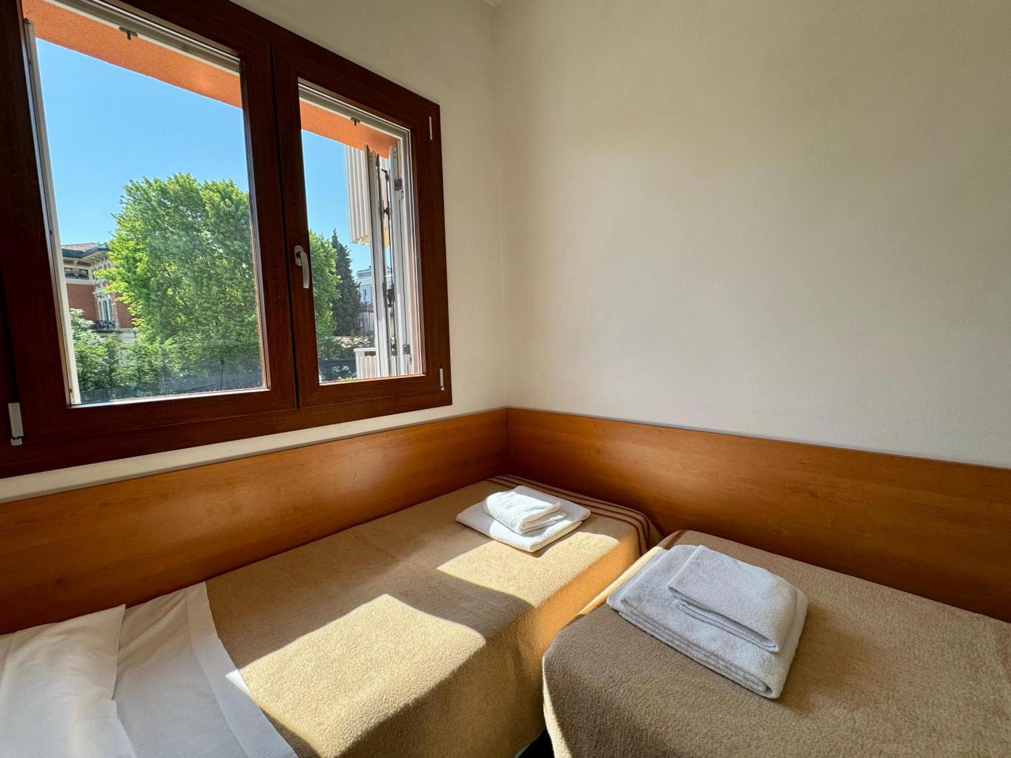 Easy Apartments Peschiera Пескиера дел Гарда Екстериор снимка