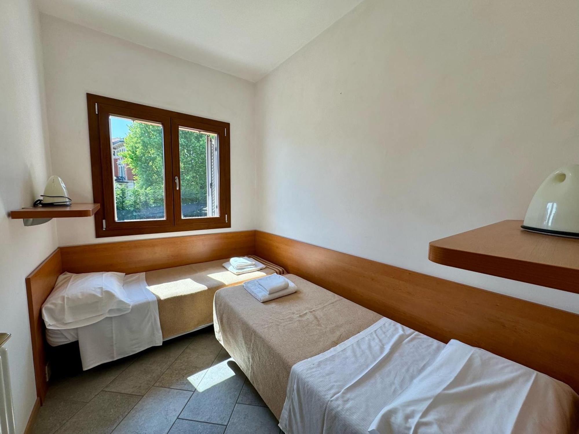 Easy Apartments Peschiera Пескиера дел Гарда Екстериор снимка